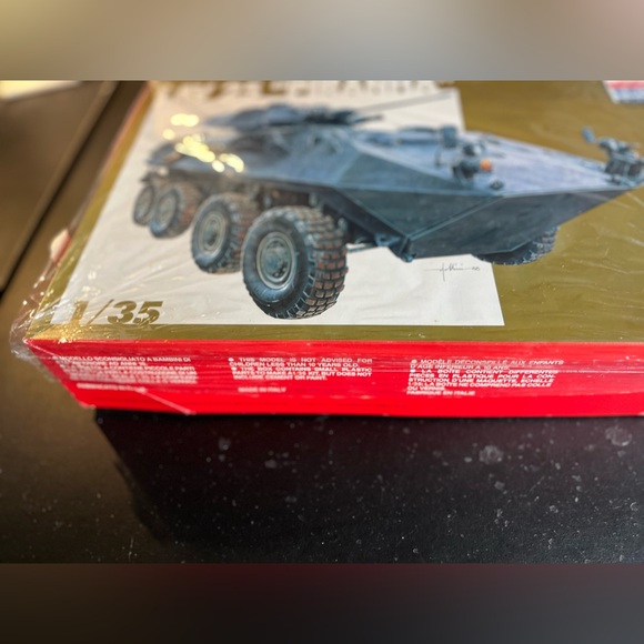 LAV 25 'Piranha' Tank Model Kit - Picture 2 of 6